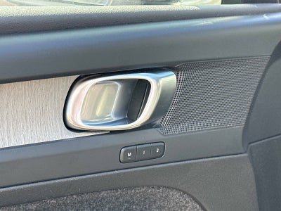 2025 Volvo XC40 Core Bright Theme