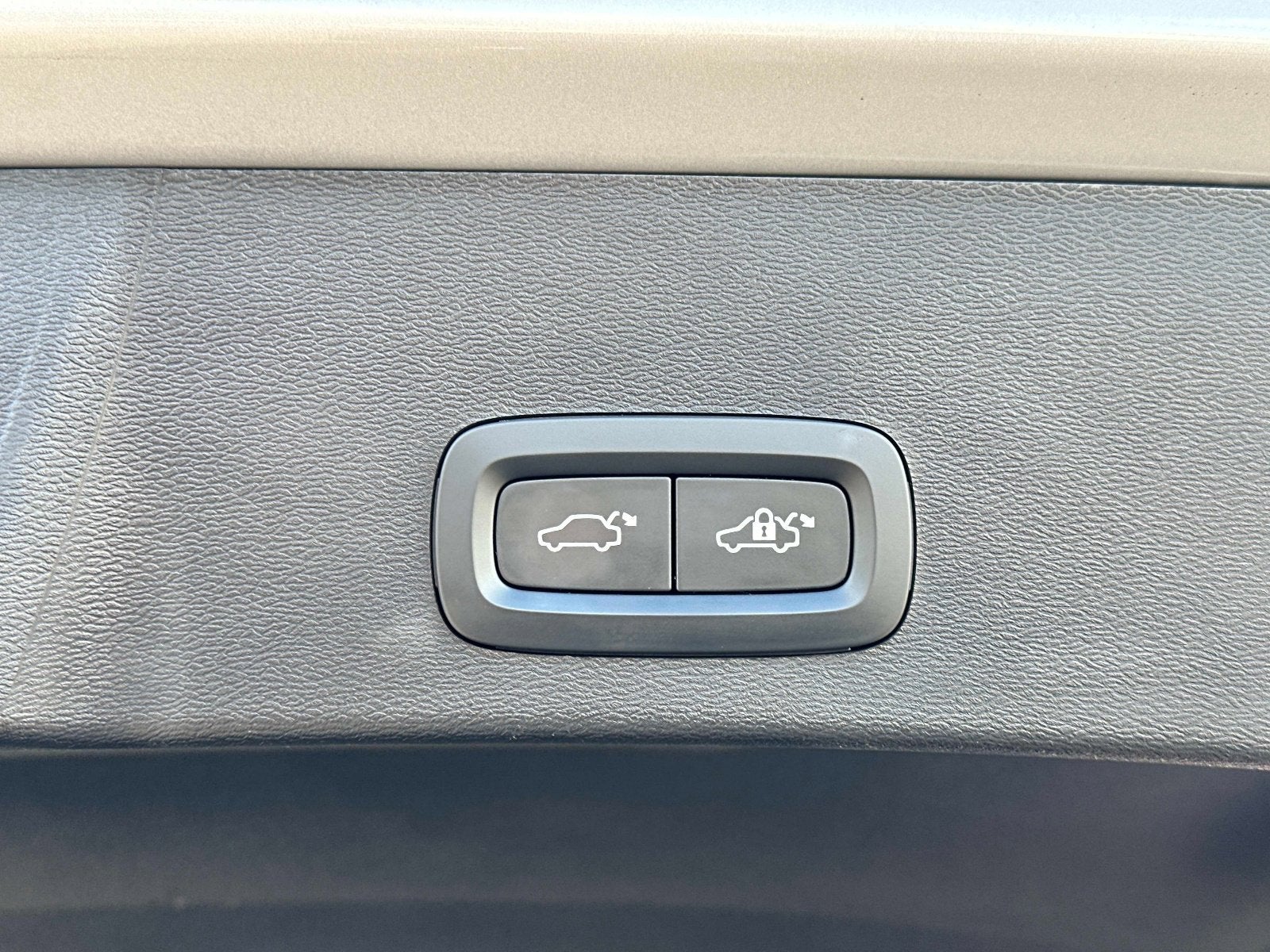 2023 Volvo XC40 Plus Dark Theme