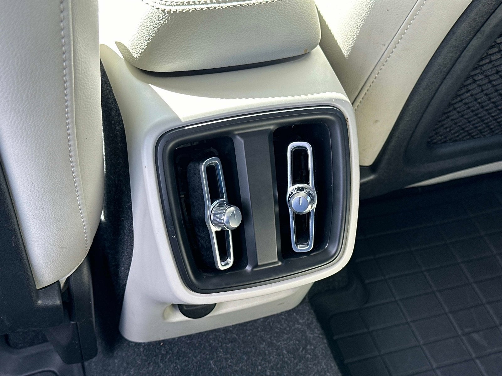 2023 Volvo XC40 Plus Dark Theme