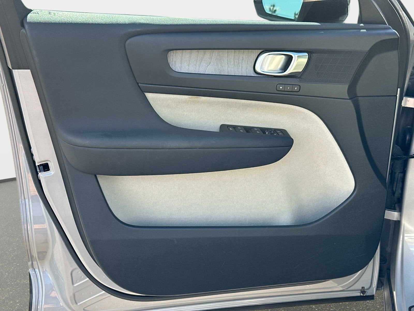 2023 Volvo XC40 Plus Dark Theme