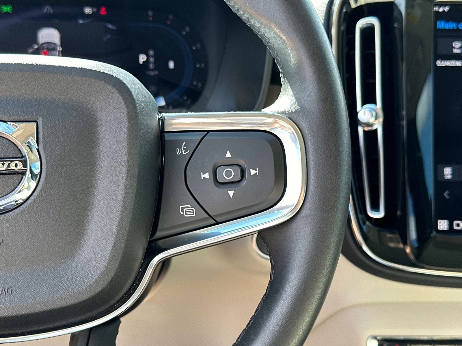 2023 Volvo XC40 Plus Dark Theme