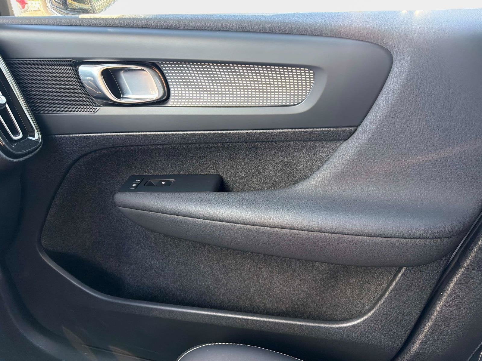 2024 Volvo XC40 Plus Dark Theme