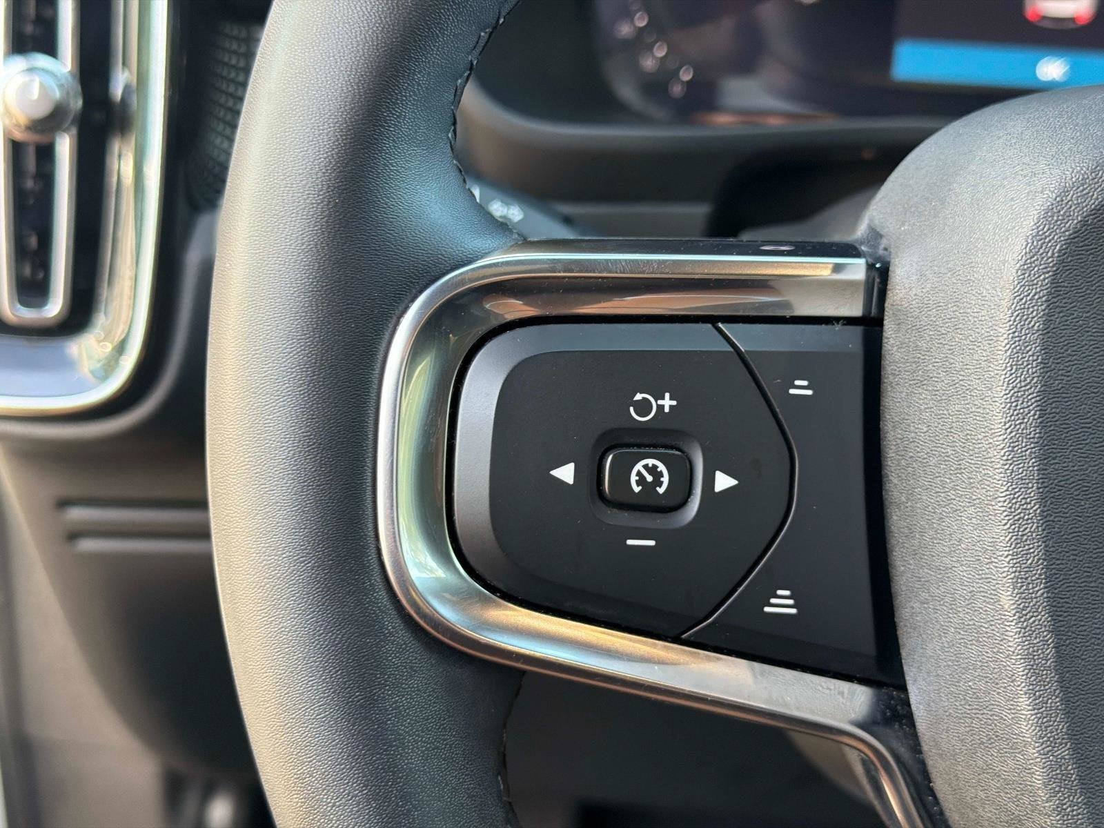 2024 Volvo XC40 Plus Dark Theme