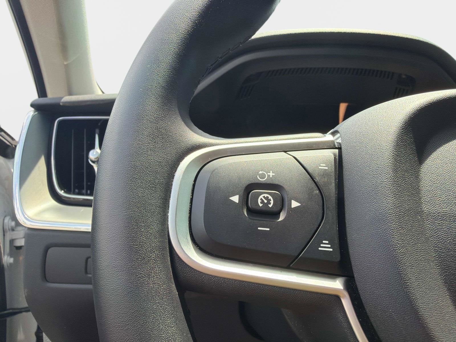 2025 Volvo XC60 Core