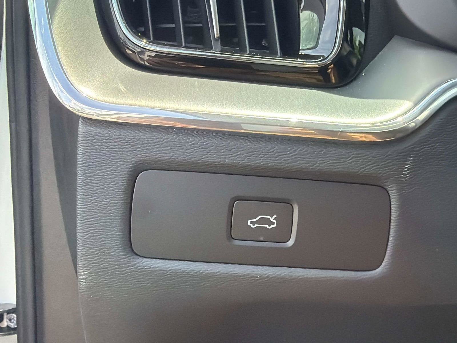 2025 Volvo XC60 Core