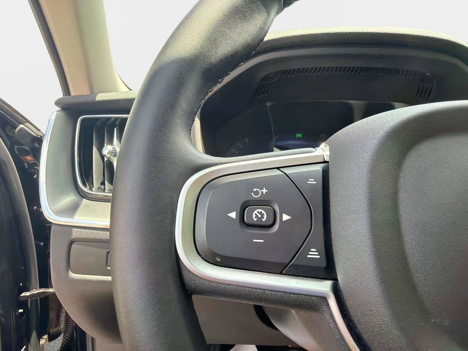 2025 Volvo XC60 Core