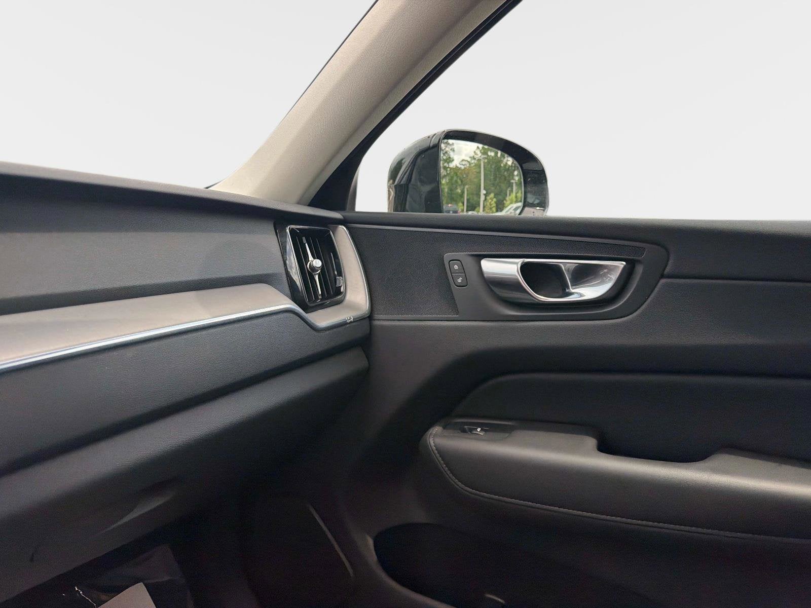2025 Volvo XC60 Core