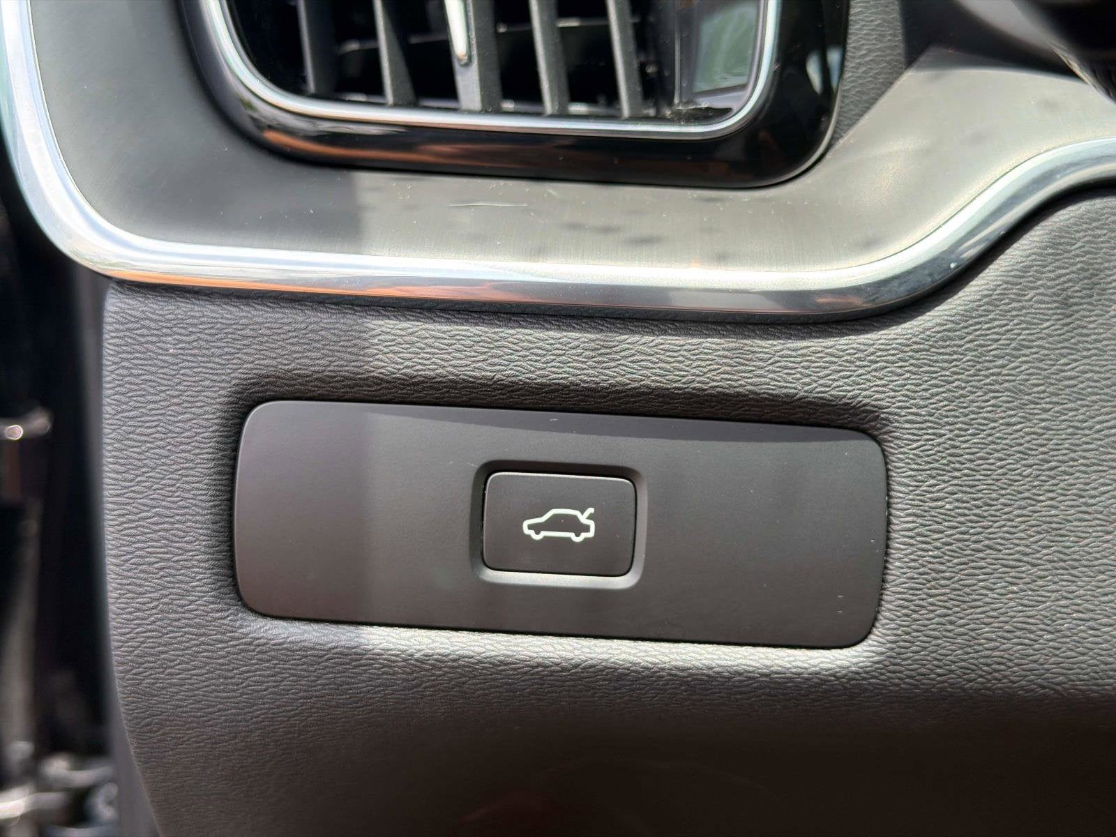 2025 Volvo XC60 Core