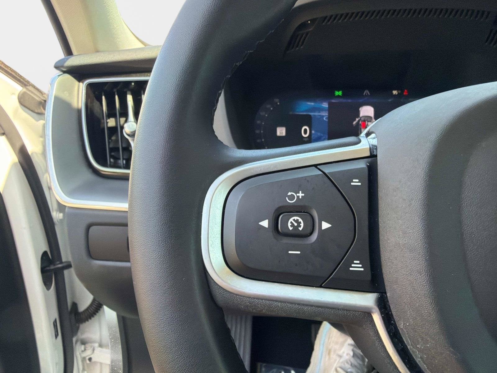 2025 Volvo XC60 Core