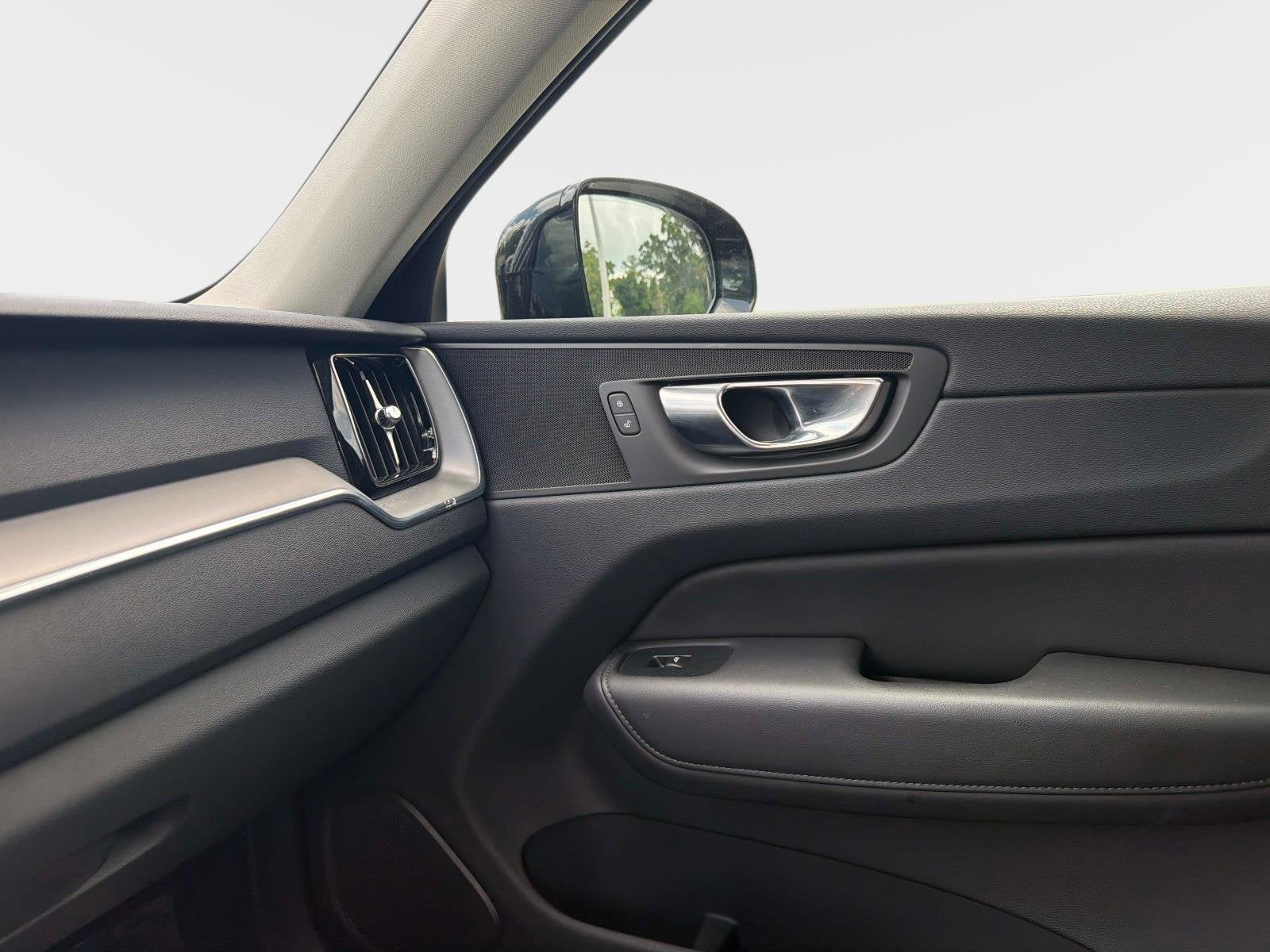 2025 Volvo XC60 Core